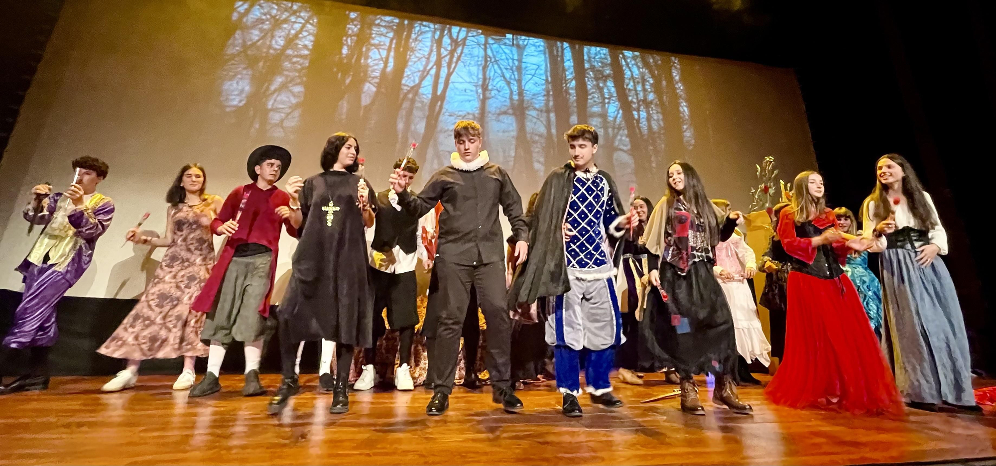 El grupo de teatro del Instututo Lancia 'Olé y Lope', durante la representación.