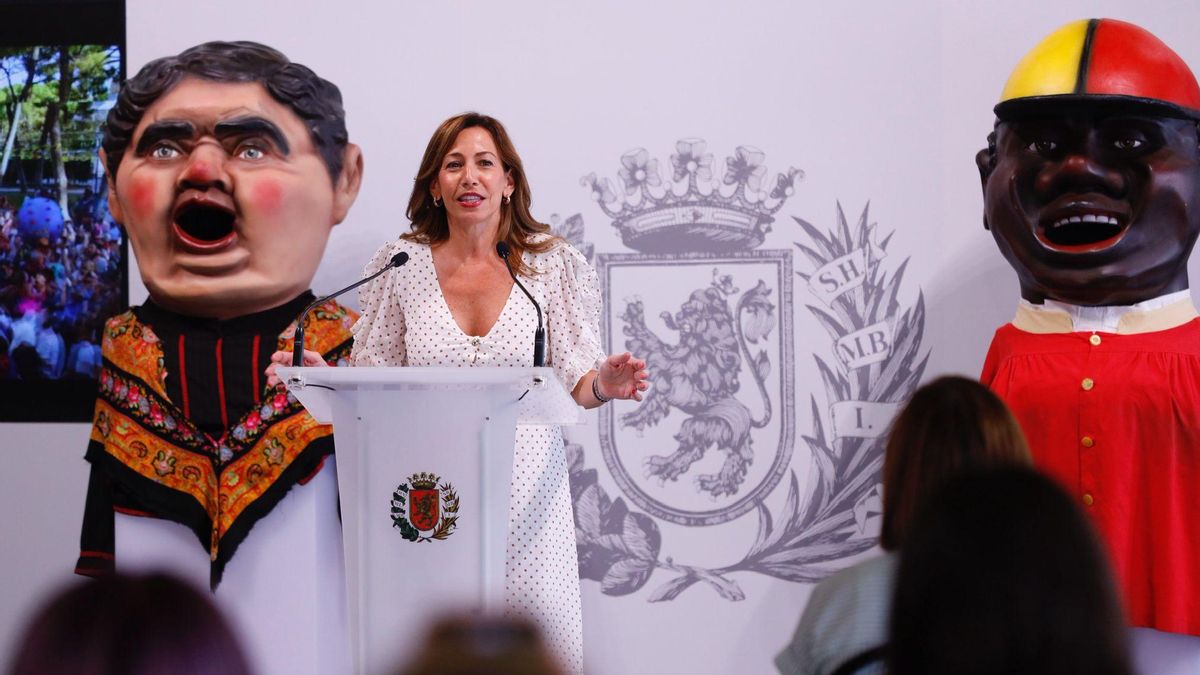 La alcaldesa de Zaragoza, Natalia Chueca, este martes en el Ayuntamiento.