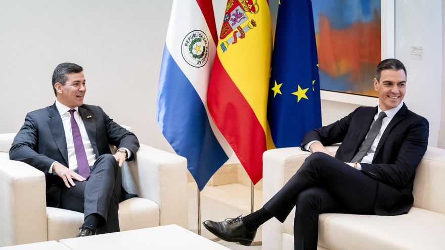 Archivo - El presidente del Gobierno, Pedro Sánchez (d), recibe al presidente de la República de Paraguay, Santiago Peña (i), en el Complejo de la Moncloa, a 28 de febrero de 2024
