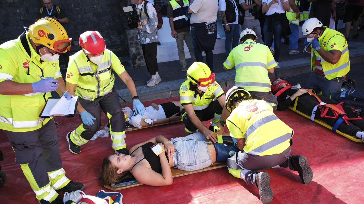 Los servicios de emergencia atienden a personas accidentadas en el simulacro de erupción en Tenerife.