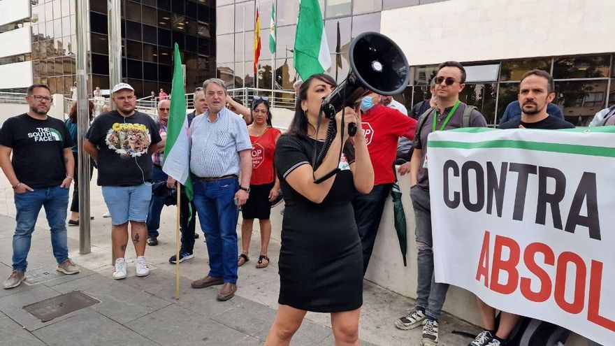 Los tres activistas denunciados por movilizarse contra la Junta de Andalucía por un despido no irán a prisión