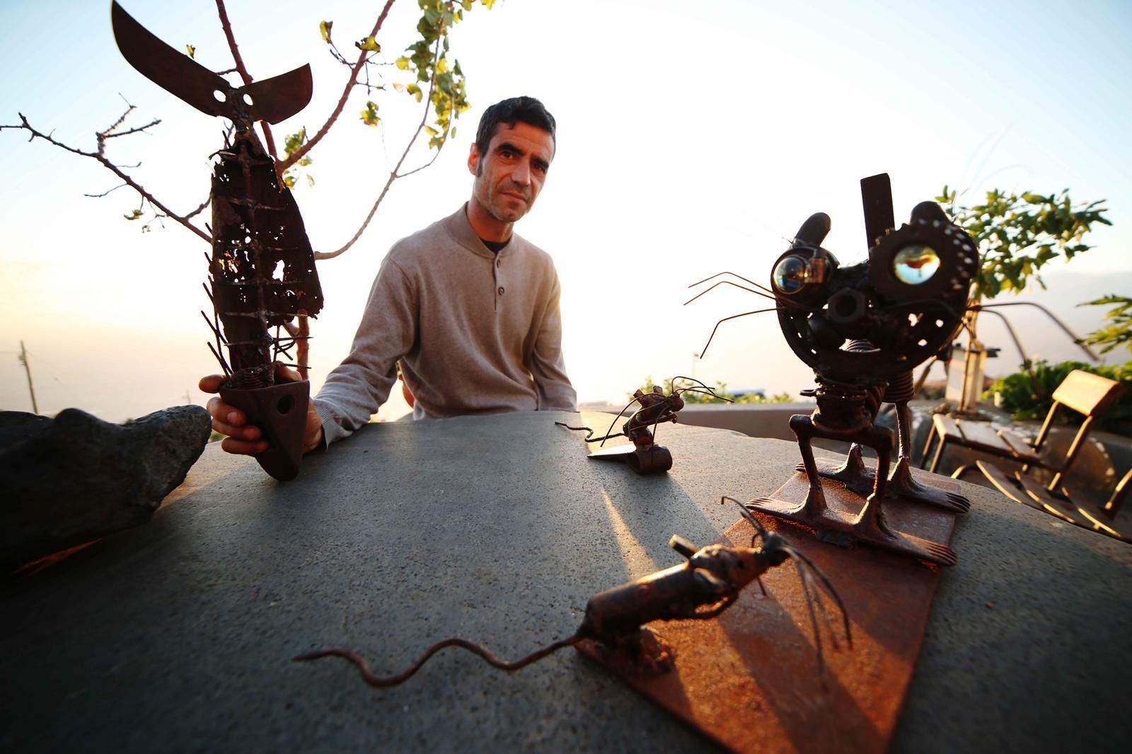 Gustavo Díaz con alguna de sus piezas creadas a partir de residuos. Foto: EDUARDO PÉREZ