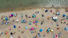 La 'nueva normalidad' es tomar el sol en la playa y que una voz robótica te advierta desde el cielo: "Mantenemos la distancia"