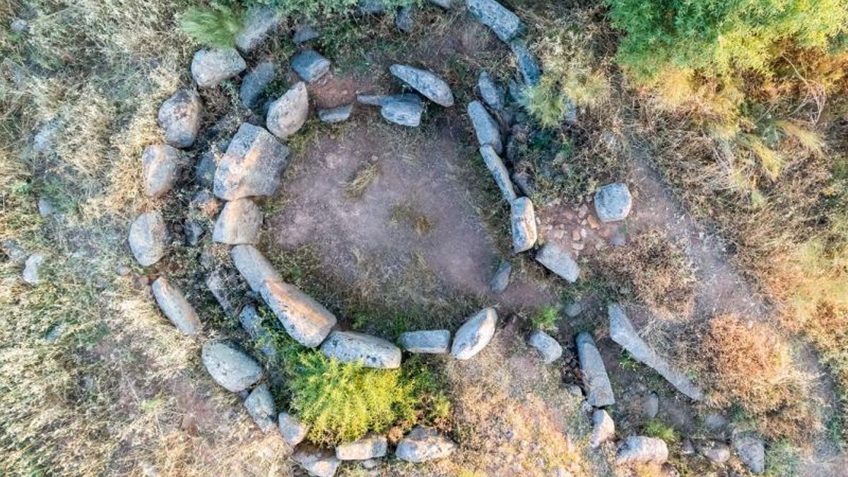 De grandes dimensiones, en este dolmen del V milenio a.C. se han encontrado grabados, pinturas, cerámica y collares