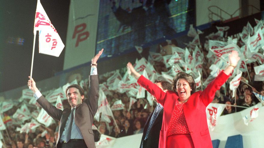 El por entonces candidato del PP al Gobierno, José María Aznar, y quien era alcaldesa de Valencia, Rita Barberá, en el mitin de Mestalla en 1996.