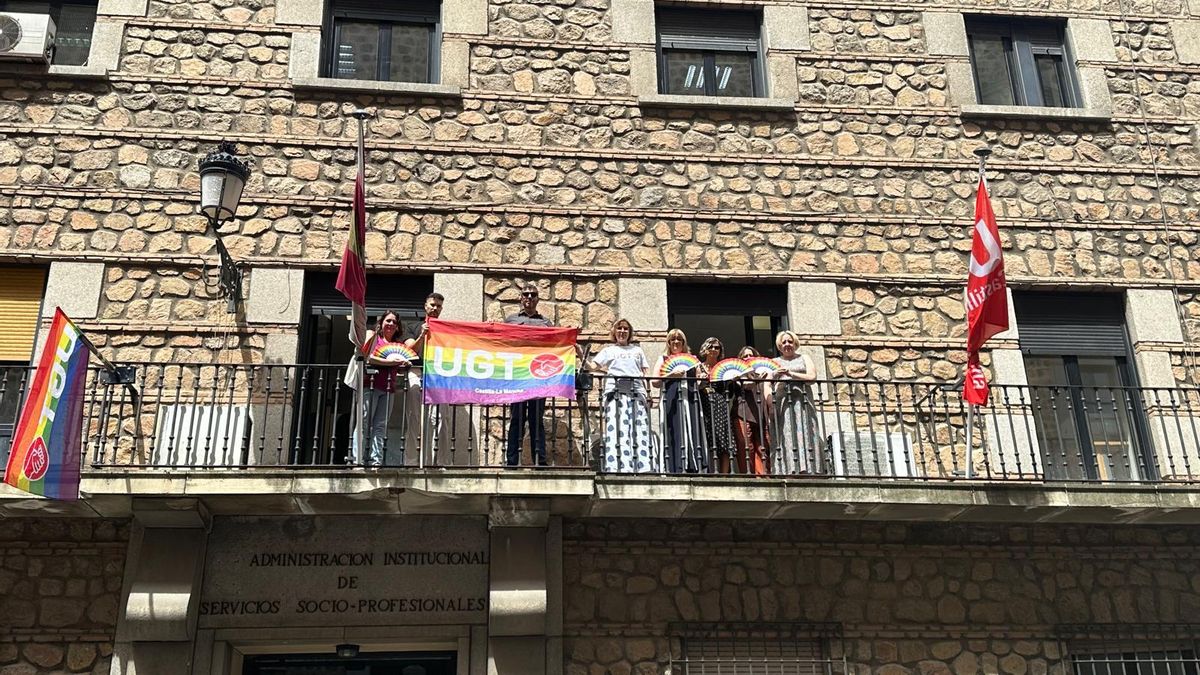 Bandera LGTBI en la sede de UGT en Toledo