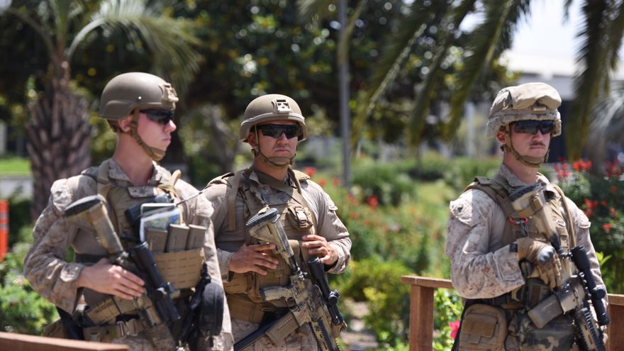 "Teníamos que comer esposados y agachados sobre los platos con la boca, como perros": así es el día a día de los migrantes detenidos por la Administración Trump