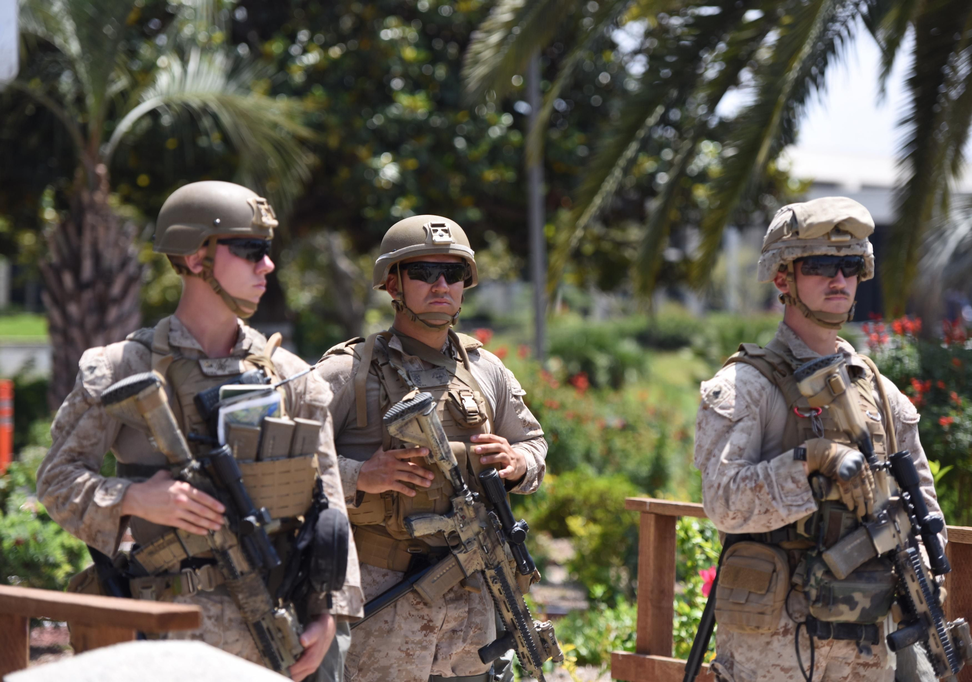 Marines haciendo guardia ante el Wilshire Federal Building, el 13 de junio de 2025 en Los Ángeles, California.