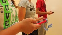 A qué edad dejaste a tu hijo tener móvil y otras preguntas sobre menores y el acceso a los dispositivos