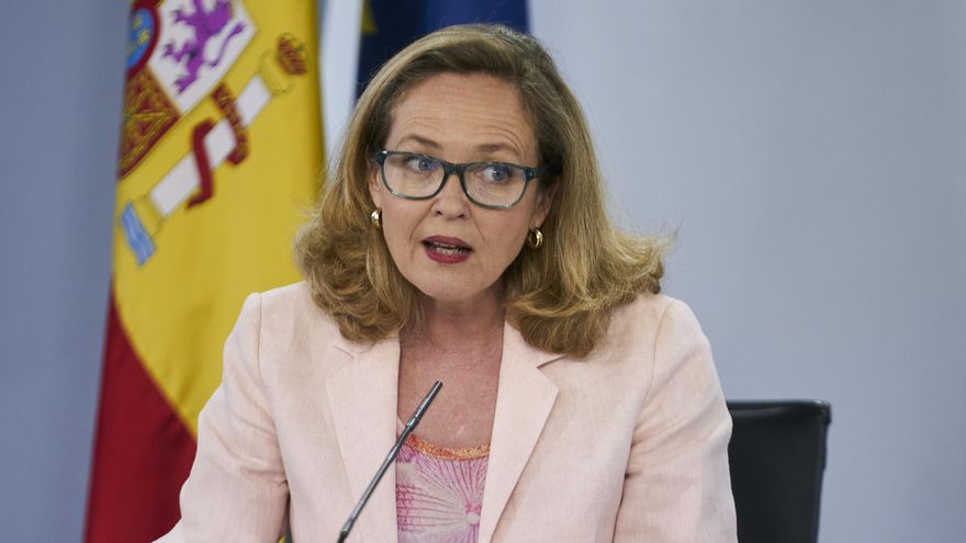 La vicepresidenta segunda y ministra de Asuntos Económicos y Transformación Digital, Nadia Calviño, interviene en una rueda de prensa posterior al Consejo de Ministros, a 6 de julio de 2021, en la Moncloa, Madrid, (España).