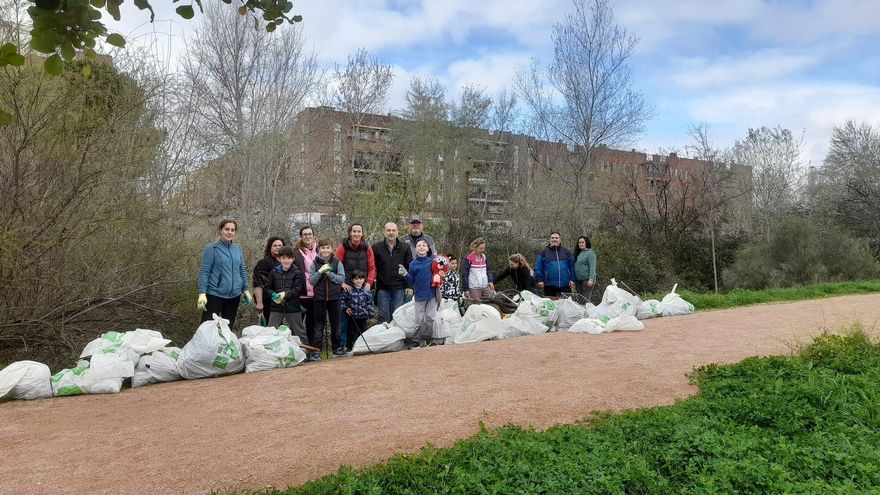 Voluntarios retiran cerca de 3.000 kilos de basura del arroyo Pedroches