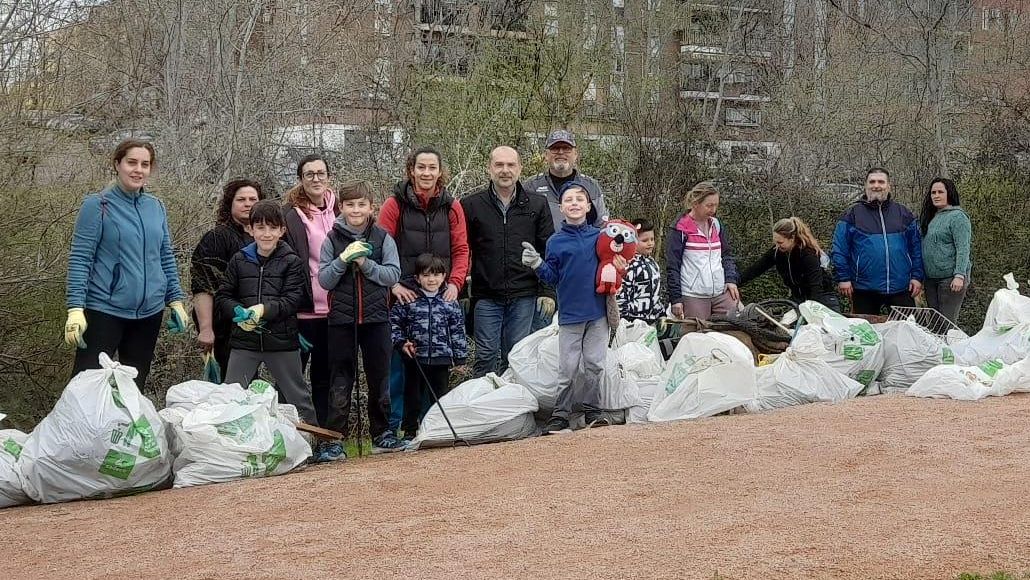 Voluntarios retiran cerca de 3.000 kilos de basura del arroyo Pedroches.