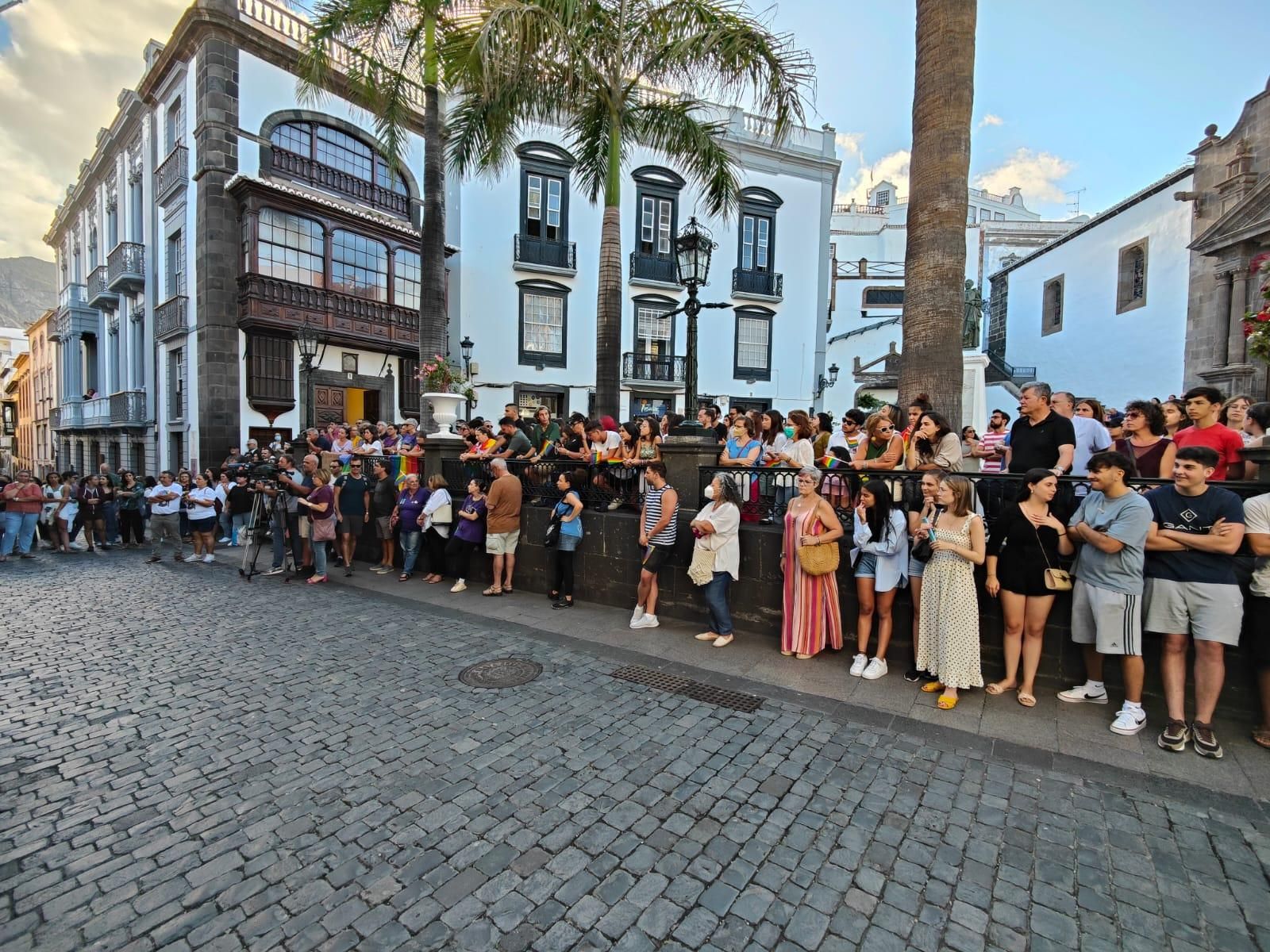 El acto contó con un nutrido grupo de personas. 