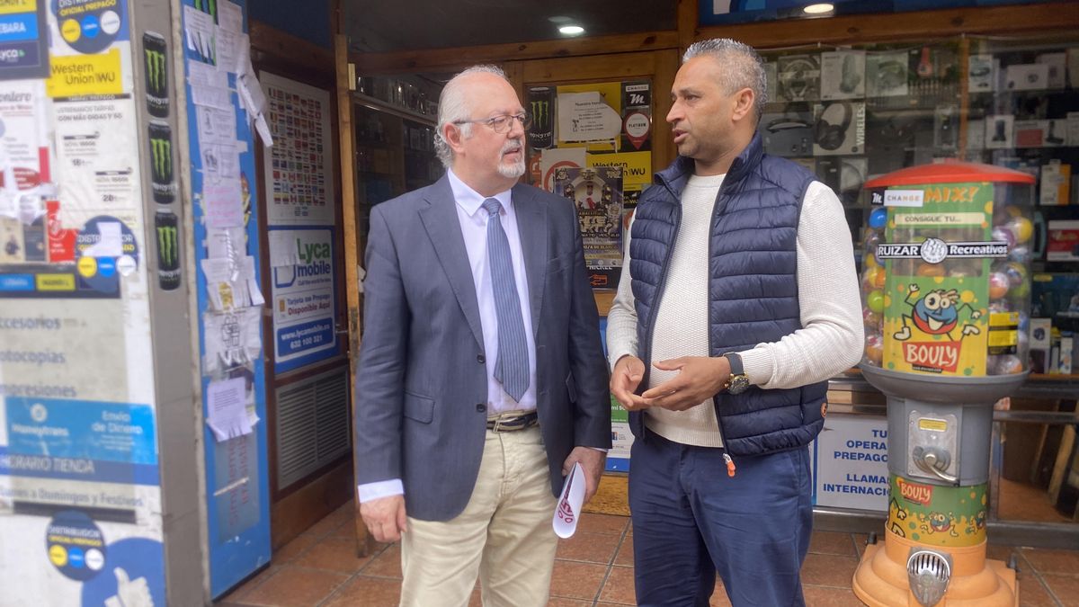 El concejal Jesús López con Ali Parveen, vecino de la calle Padre Marín