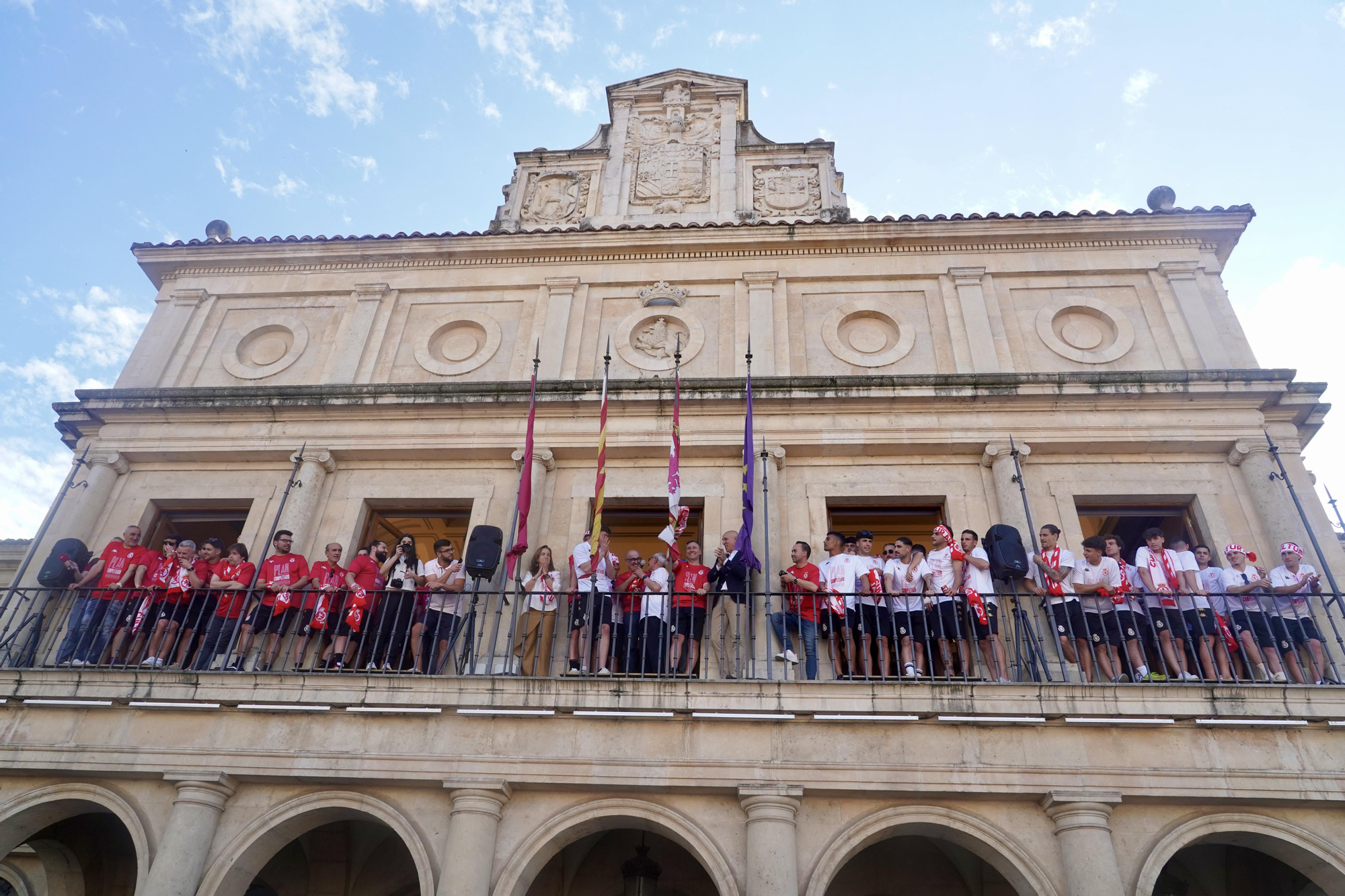 La Cultural recibe el homenaje del Ayuntamiento de León y un baño de masas de aficionados por su ascenso a Segunda