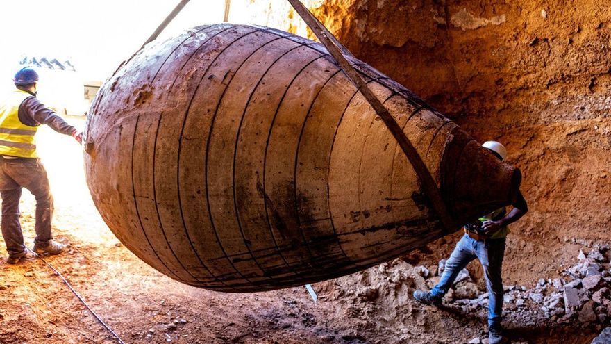Encuentran  y recuperan ocho grandes tinajas de barro cocido de una bodega centenaria en una cueva en Tomelloso