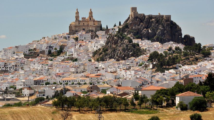 Cuando nieva es aún más bonito: el pueblo blanco de Andalucía que parece del norte y es perfecto para una miniescapada