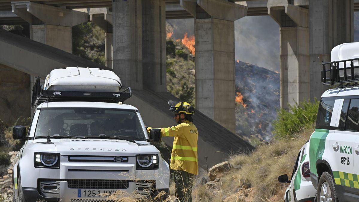 Efectivos antiincendios trabajan en labores de extinción del incendio.
