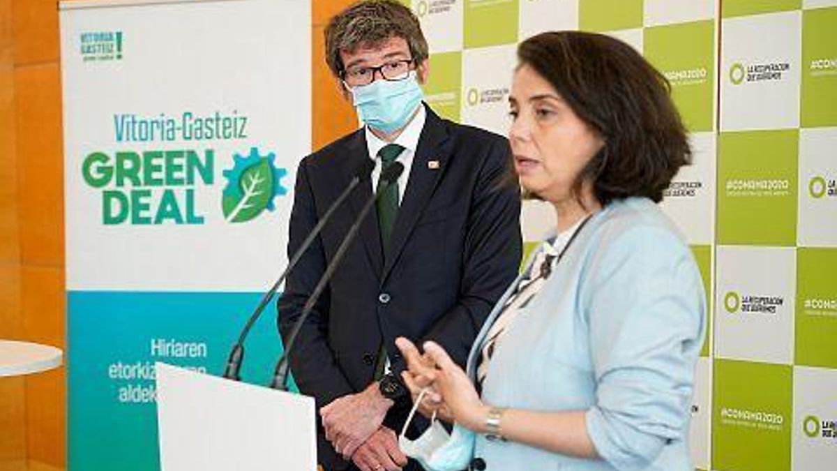 El alcalde Urtaran, con la directora de CONAMA, este miércoles en Madrid
