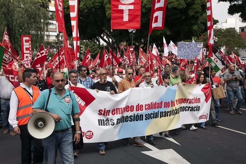 Manifestación convocada por los sindicatos UGT y CCOO en la capital grancanaria, con motivo del Primero de Mayo. EFE/Ángel Medina
