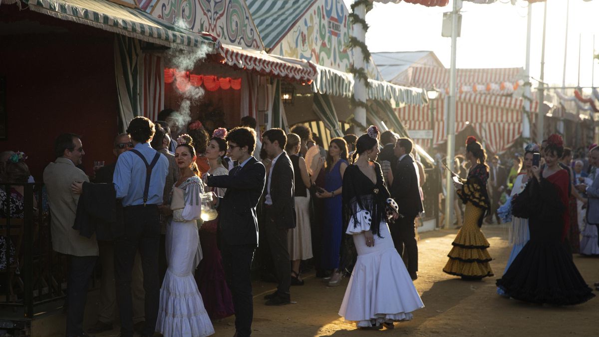 Ambiente en las calles del real de la Feria estos días.
