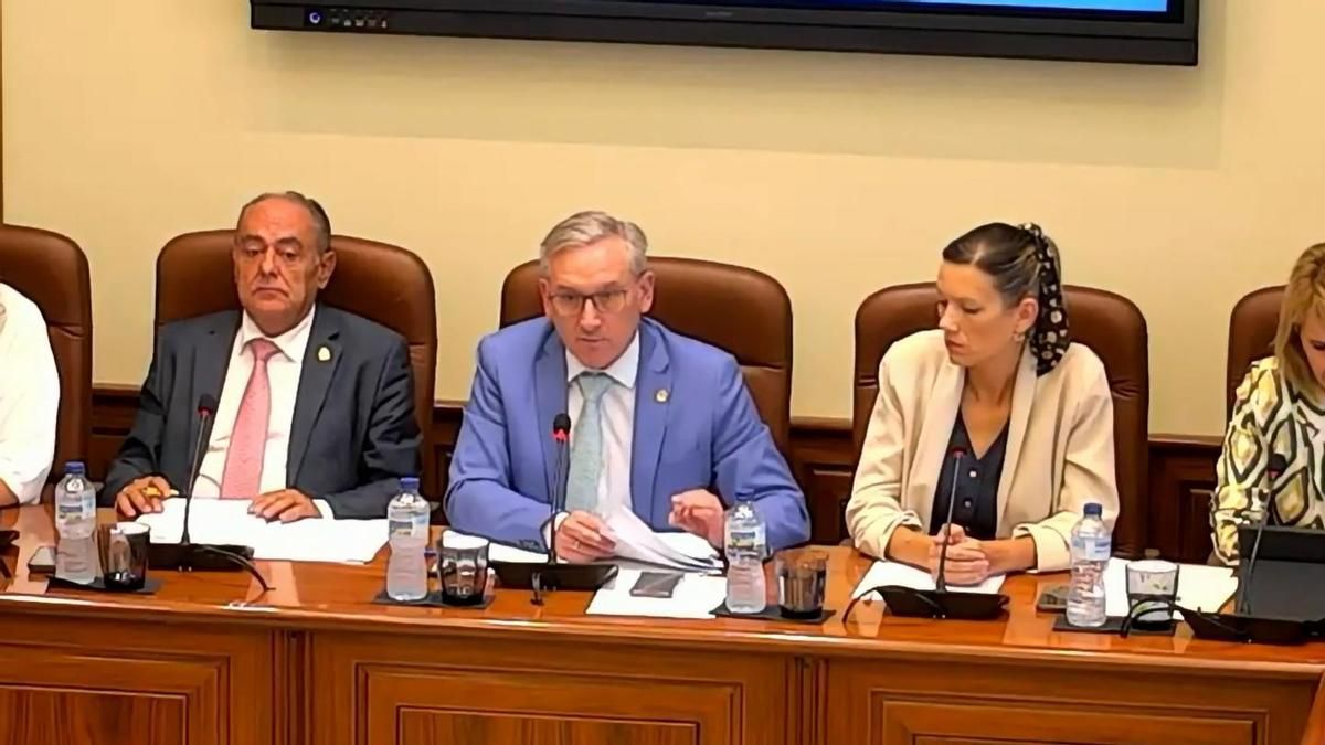 El presidente de la Diputación de Teruel, a un bombero provincial antes de echarle del pleno: "Yo trabajo más días que tú"