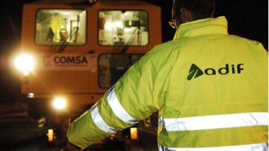 Archivo - Adif realiza trabajos de mantenimiento nocturno en la línea de cercanías C-5