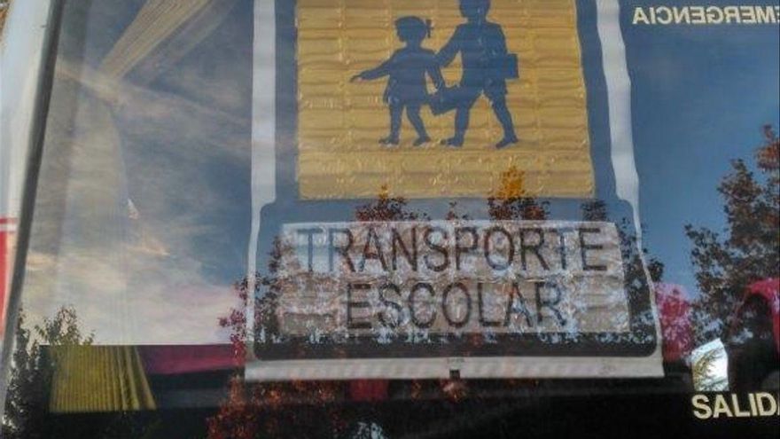Imagen de archivo de un autobús con el indicativo de transporte escolar