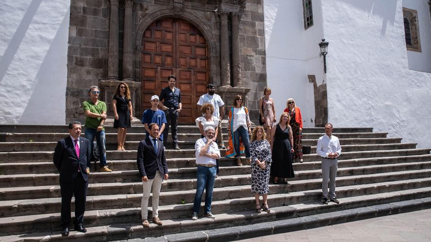 Caprile con las autoridades y el equipo de Isla Bonita Moda.