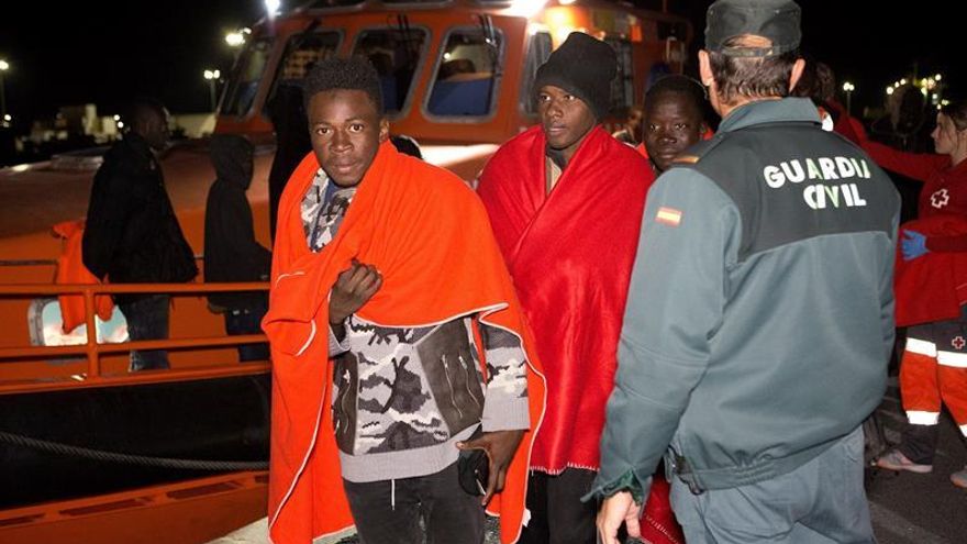 Llegan a Motril en buen estado los 42 inmigrantes rescatados isla de Alborán