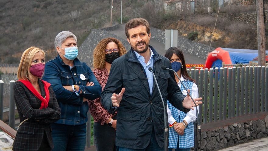 El presidente del PP, Pablo Casado, ha visitado este viernes por segunda vez desde que comenzó la erupción de La Palma las zonas más afectadas por el volcán. EFE/ Luis G. Morera