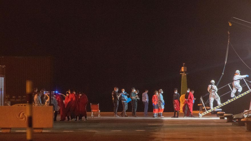 Rescatados en helicóptero siete hombres de un cayuco al sur de Gran Canaria