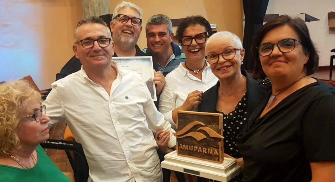 Ana Castañeda muestra el premio acompañada de profesionales del sector del astroturismo.