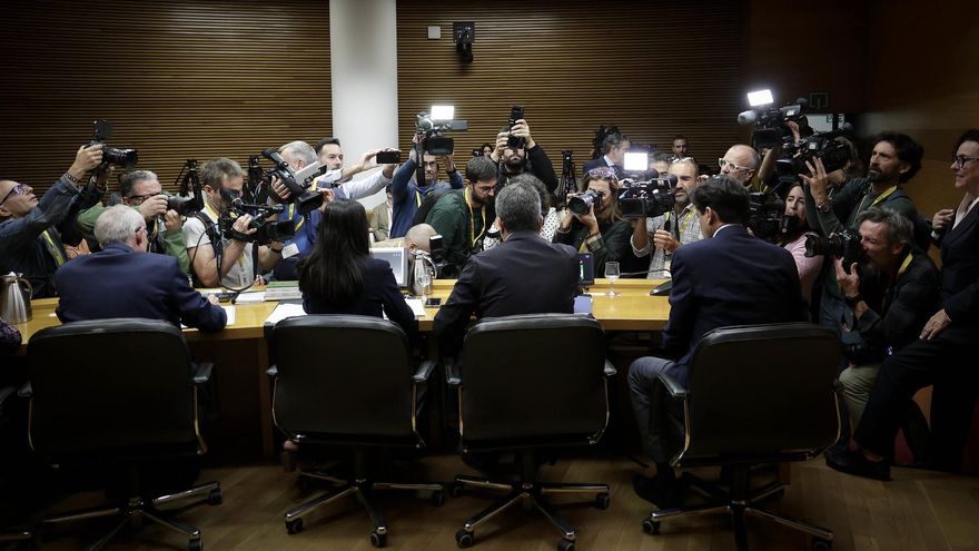 Mazón ante la prensa tras su entrada en la comisión de investigación de la dana en las Corts