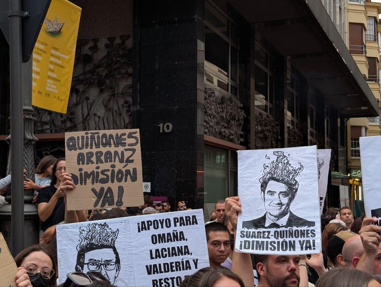 Las pancartas de la indignación en León por los mayores incendios forestales de la historia