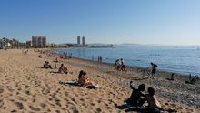 Primer chapuzón en la Barceloneta: "No hay turistas y encima el agua está limpia"
