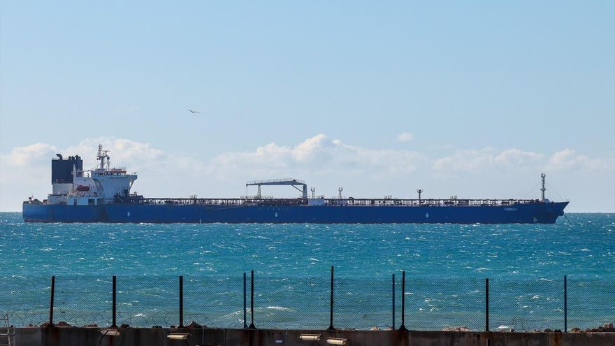 Petrolero ruso en aguas francesas. Imagen de archivo