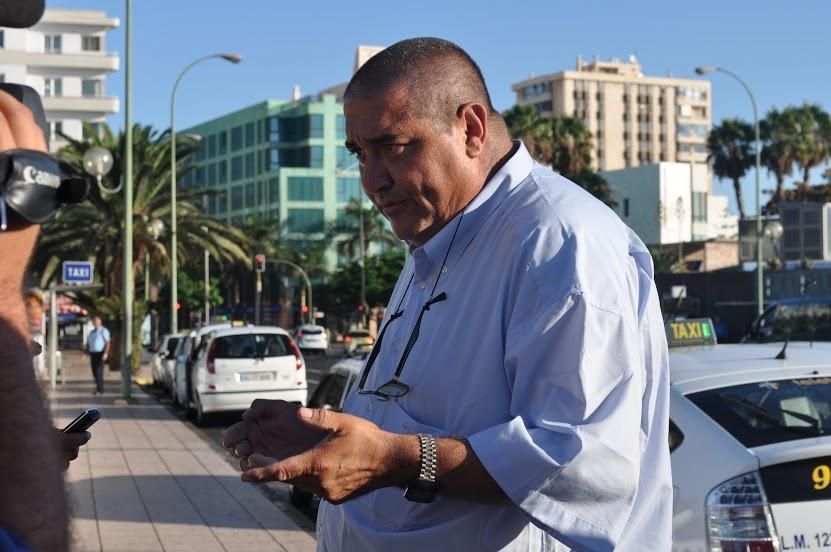 Taxistas de Las Palmas de Gran Canaria se visten con falda como señal de protesta a la nueva normativa municipal.