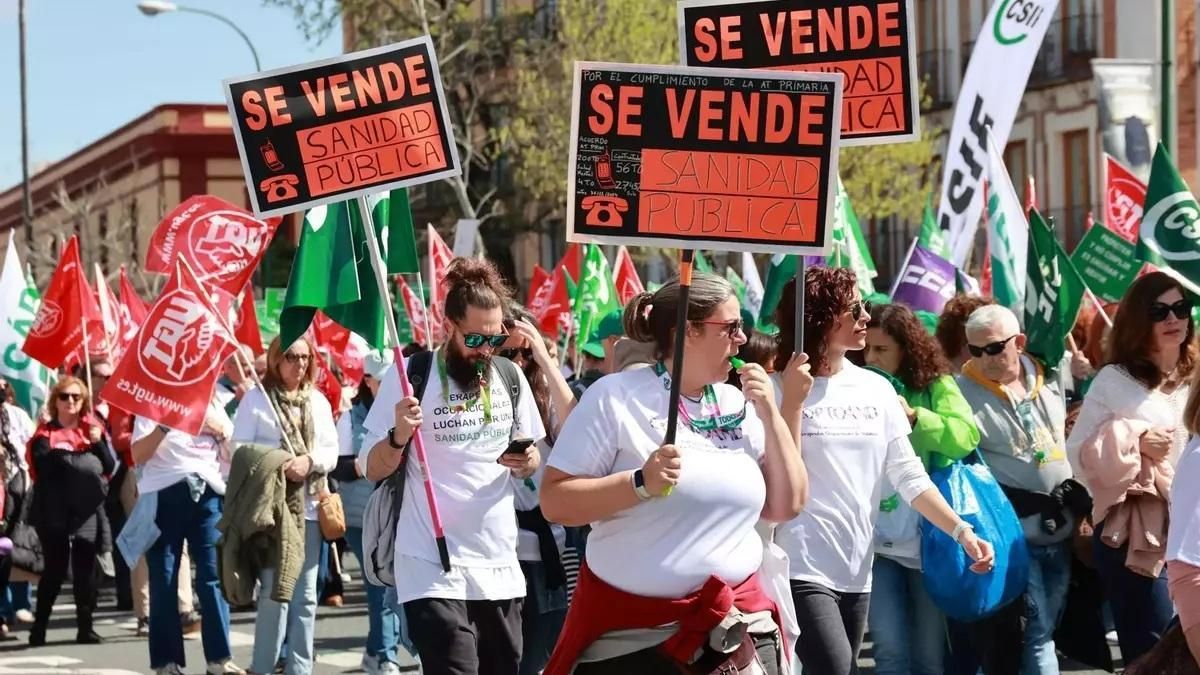 Una imagen de la movilización ciudadana el año pasado en Sevilla en defensa de la sanidad pública.