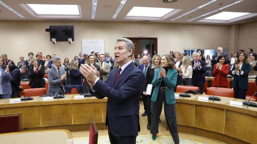 El líder del PP, Alberto Núñez Feijóo, aplaude a sus compañeros de partido este martes en el Congreso de los Diputados.