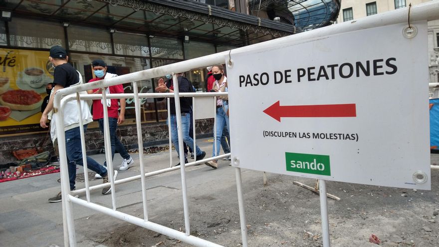 Paso para peatones junto a las obras de la estación de Gran Vía