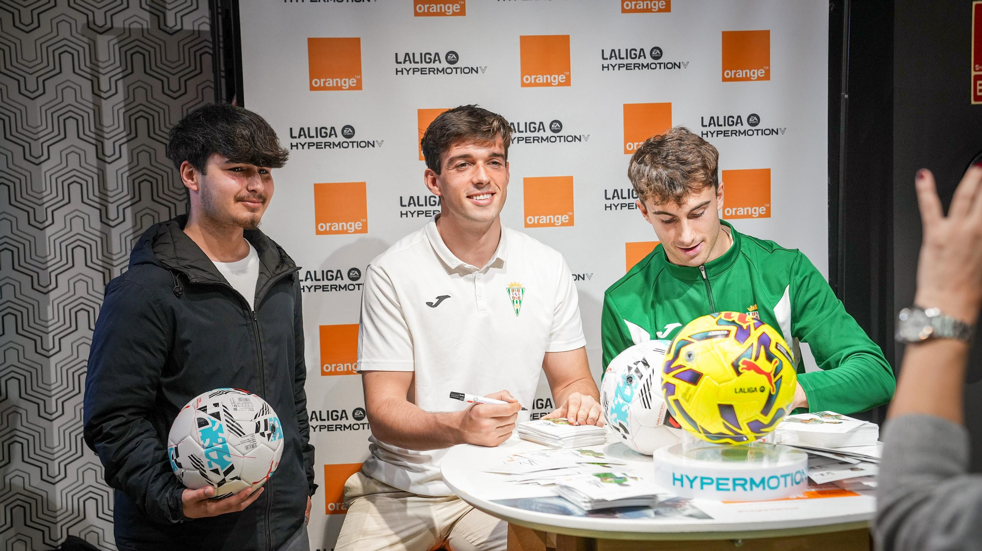 Mikel Goti e íker Álvarez firman autógrafos a los aficionados del Córdoba CF