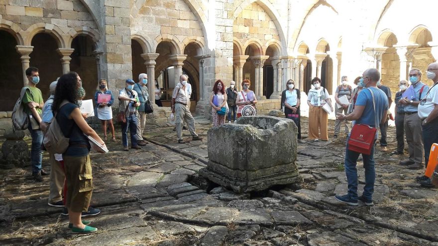 Sesión inicial del taller didáctico en el Monasterio de Santa María la Real.