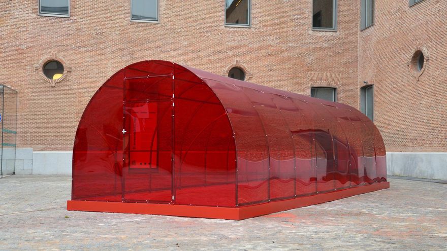 Imagen de 'El invernadero rojo', la obra instalada en uno de los patios de Conde Duque