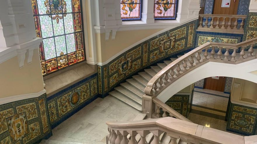 Debajo de esta escalera se encuentra la placa