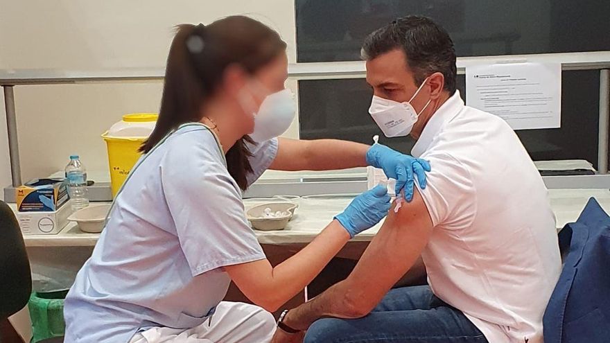 El presidente del Gobierno, Pedro Sánchez, recibe la primera dosis de la vacuna