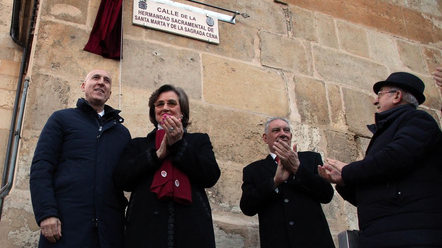 León entrega otra calle a una cofradía, junto a una placa ilegal a Falange que Ayuntamiento y Obispado no quitan