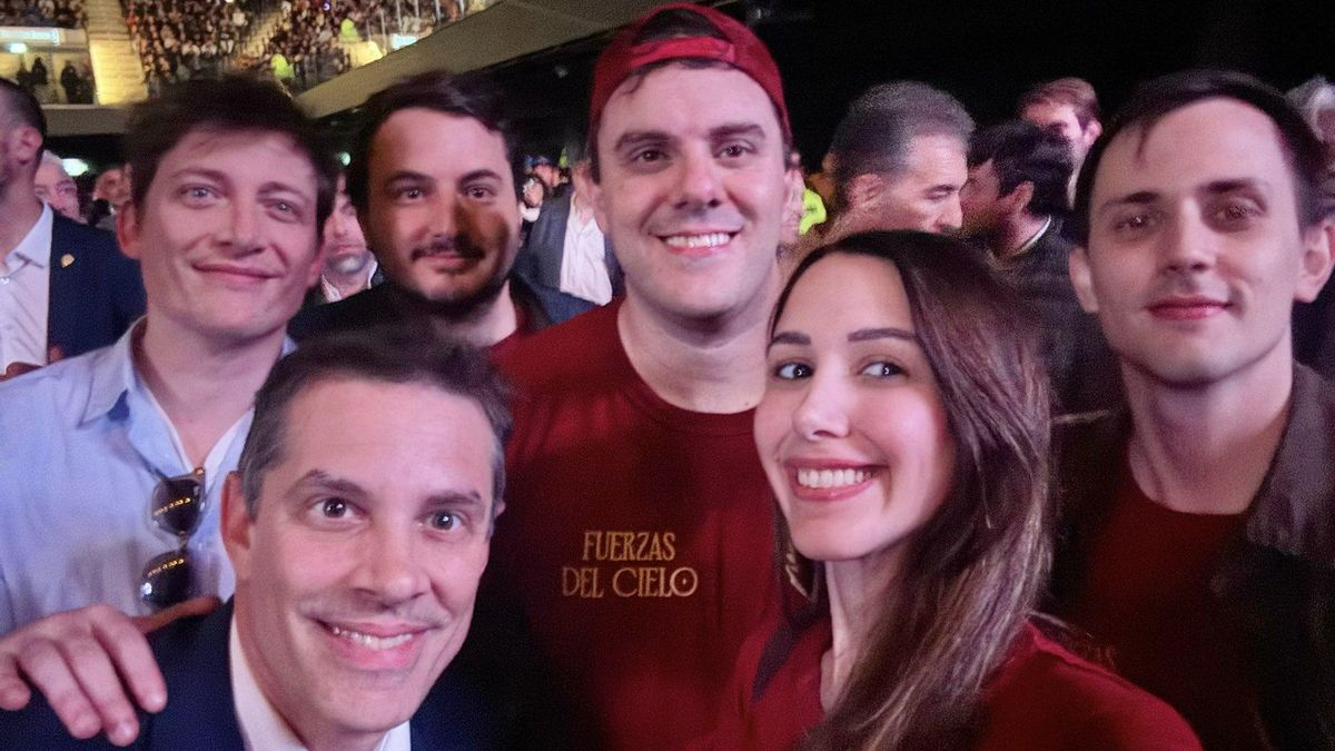 Santiago Caputo y su tropa. Arriba, de izquierda a derecha: Agustín Romo, Gordo Dan y Lucas "Sagaz" Luna. Abajo: el viceministro de Justicia, Sebastián Amerio, y la abogada Macarena Alifraco.