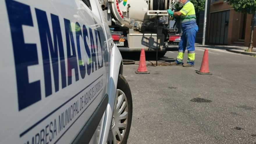 Trabajos de limpieza de imbornales de Emacsa.