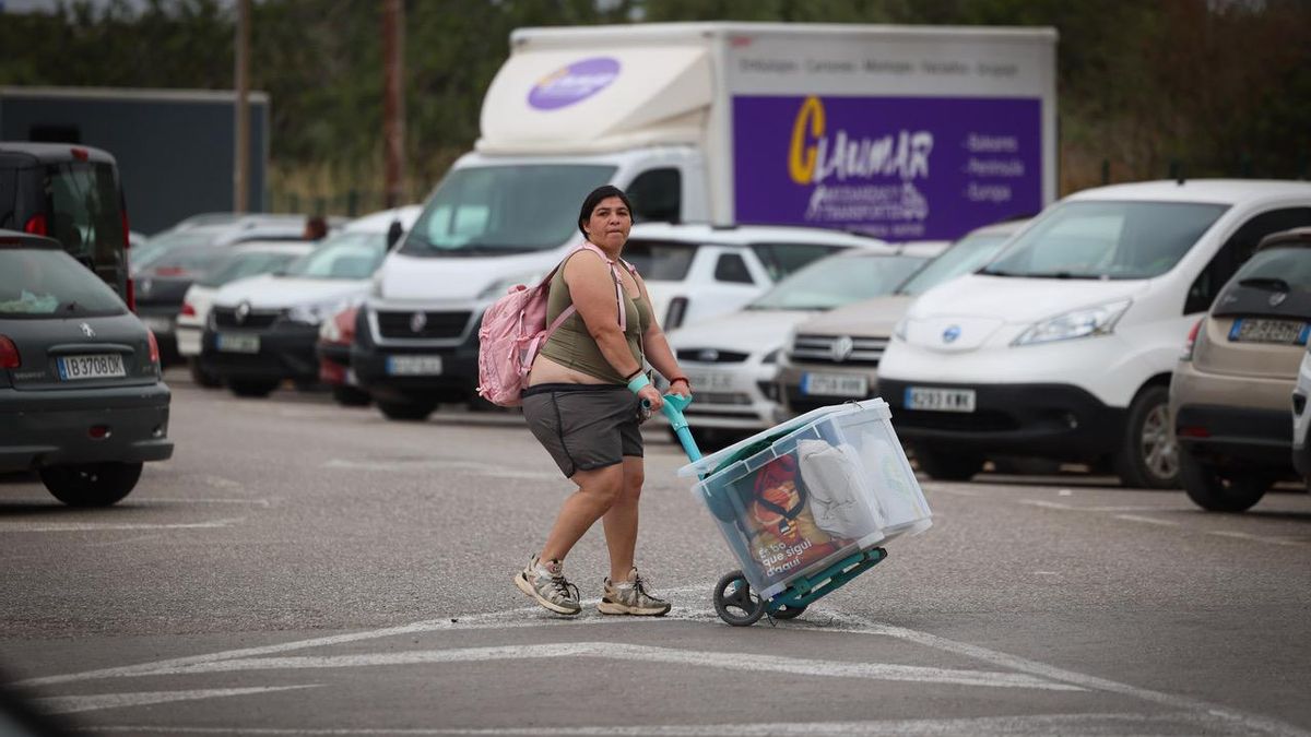 Yamile carga con las pertenencias de uno de sus vecinos: se las guardará mientras él cubre su turno de repartidor en un supermercado